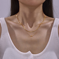 Collier tendance en acier inoxydable plaqué or 18 carats avec pendentif en forme de lune et perles imitation perle, avec chaîne à maillons pour femmes