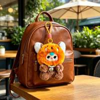 Mignonne poupée bébé habillée en panda, jouet en peluche sur mesure avec un manteau en fourrure. Peut être personnalisé avec un logo. Parfait comme cadeau.