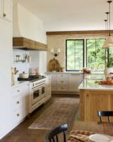 Vermonhouzz - Cuisine américaine sur mesure de style farmhouse avec tabourets de bar en rotin et robinet en laiton pour hôtel et milieu haut de gamme