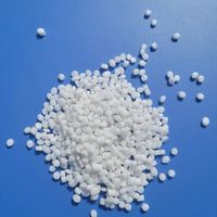 Granulés de PVC blanc de qualité extrusion avec finition brillante et résistance au vieillissement pour le moulage de tuyaux, profilés et raccords en PVC