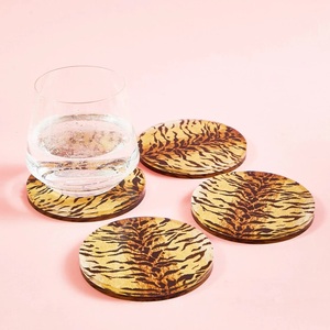 Sous-verres en Lucite à motif léopard/<span class=keywords><strong>bengale</strong></span> en gros – Lot de 4 sous-verres en acrylique à motif léopard pour la décoration intérieure – Meilleur cadeau – Personnalisable - Product Image 4