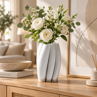 Vase en céramique imprimé en 3D avec des panneaux incurvés en forme de pétales et une forme organique