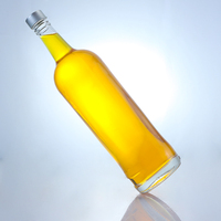 Bouteille à spiritueux ronde moderne de 750 ml en verre, avec épaule inclinée, marquage en relief et col vissé – Qualité supérieure
