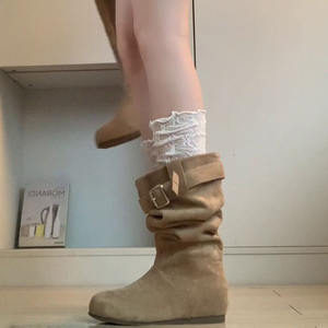 Botines de moda para mujer con diseño exclusivo, estilo holgado y versátil, con efecto fruncido y apilado, punta redonda, tacón invisible que aumenta la altura y estiliza la figura. - Product Image 4