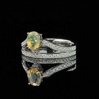 Bague de luxe de haute qualité en argent sterling 925 massif, sertie d'un moissanite VVS et d'un opale australien ovale, pour femme, par un créateur de bijoux raffinés.