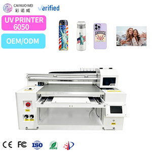 Stampante UV a Letto Piatto A3+ Cainuowei a Basso Costo, Macchina per Stampa a Getto d'Inchiostro per Cover di Telefoni, Vetro, Trofei, Acrilico, Palline da Golf, Penne, Legno, Metallo - Product Image 1