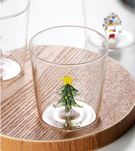 Tazza di vetro decorativa soffiata in vetro soffiato con simpatiche figurine di albero di natale all'interno della tazza di vetro di natale artigianale - Product Image 4