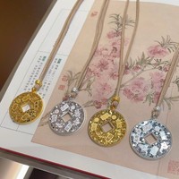 " Pendentif en glace pilée avec des mots porte-bonheur pour la paix "   Collier long scintillant Rich Coin, accessoire pendentif pour femme