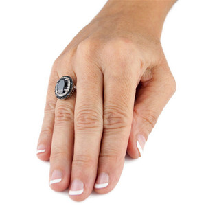 Anello creativo bianco e nero per donna, design con pietra nera intarsiata, gioielli alla moda - Product Image 3