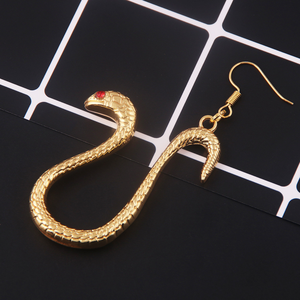 2 Diseños de Pendientes de Clip con Forma de Serpiente Dorada de Alta Calidad de Anime One Piece, Boa Hancock, la Emperatriz Pirata - Product Image 3