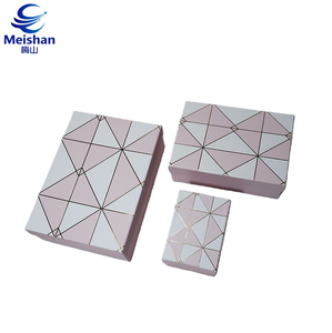 Elegancia Natural Meishan para Navidad, Caja de Cartón con Cierre Magnético y Diseño de Impresión en Seda, Regalo Navideño EcoChic - Product Image 3