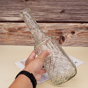 Refroidisseur à vin et carafe en <span class=keywords><strong>verre</strong></span> de luxe de style français 1L Carafe à vin de raisin vide avec un design élégant en <span class=keywords><strong>verre</strong></span> avec couvercle en <span class=keywords><strong>verre</strong></span> - Product Image 1
