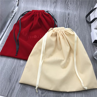 Sac d'emballage cadeau d'anime de jeu de velours suédé souple avec logo personnalisé, pochette à poussière périphérique en velours d'anime Logo en relief