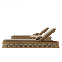 Chaise longue d'extérieur en rotin avec cadre en aluminium couleur teck, réglable, pour piscine, avec coussin imperméable, pour hôtel, villa, OEM