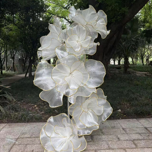 <span class=keywords><strong>Fiori</strong></span> Giganti Personalizzabili in Tulle Plissettato Perlescente con Struttura in Filo Metallico, Perfetti per Matrimoni ed Eventi - Product Image 1