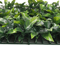 Panneau mural de haie artificielle 50x50cm en herbe verte avec feuilles de buis et fleurs rouges pour la décoration paysagère et commerciale