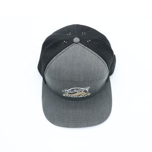 Gorra de Béisbol Personalizada Gris Jaspeado con Parche de Goma Grabado por Sonic Welding, 6 Paneles, Visera Plana, Corte Láser y Perforaciones - Product Image 6