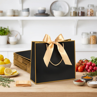Tas Hadiah Pengiring Pengantin Hitam Elegan Ukuran Sedang dengan Pegangan Pita Busur Pembungkus Kertas Kokoh untuk Wanita Pesta Pernikahan.