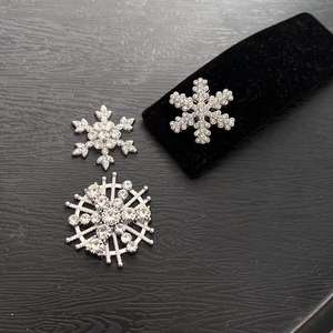 Оптовые металлические люксовые дизайнерские модные подвески-шармы в виде снежинок с серебряным покрытием и кристаллами для чехлов для телефонов - Product Image 5