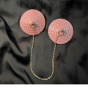 Les nouveaux cache-tétons roses ronds et petits carrés en alliage PU de Manyu, avec texture tridimensionnelle et chaîne métallique, sont parfaits. - Product Image 3