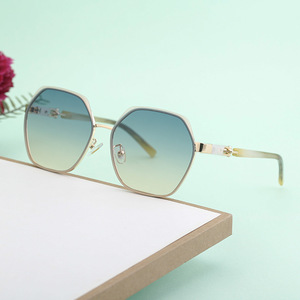 Gafas de Sol Cuadradas para Mujer, Lentes de PC con Protección UV400, Color Negro Gris C1 WF-2A937, Origen Taizhou - Product Image 5