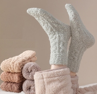 Chaussettes de sol en molleton de corail pour femmes avec des techniques tricotées chaudes et confortables épaisses et chaudes pour l'hiver