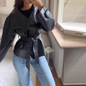 เสื้อคลุมหนัง PU แฟชั่นผู้หญิง คอปก ติดกระดุมสองแถว ความยาวสั้น ผูกโบว์ด้านหน้า - Product Image 4