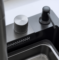 Évier de cuisine simple en acier inoxydable 304 fait main avec logo personnalisé, noir nano, avec rinçage cascade intégré, pour hôtels et villas modernes