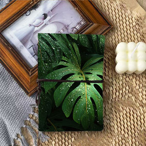 Cadeau d'événement industriel pour cahier A6 artisanal, idéal pour les notes de séminaire et l'analyse des concurrents avec des feuilles de Monstera avec de l'eau - Product Image 3
