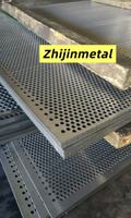Maille perforée en acier inoxydable et aluminium, revêtement poudré, pour la décoration intérieure d'hôtels, bureaux, bâtiments scolaires et autres espaces.