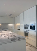 Îlots de cuisine modernes et ajustables avec évier en acrylique et panier de rangement, îlots de cuisine de luxe avec sièges