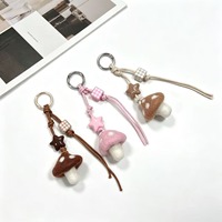 Breloque de sac mignonne en feutre en forme de champignon avec cordon à perles étoiles, style Ins, porte-clés en corde tressée fait main, pendentif de sac à dos, vente en gros personnalisée