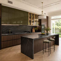 Armoires de cuisine en PET haute brillance et placage bois pour les projets de développement d'appartements et de maisons familiales en Australie