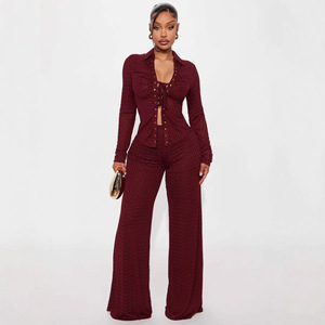 Completo da donna autunnale casual in poliestere, vestibilità regolare, con camicia a maniche lunghe con risvolto e pantaloni a tinta unita con laccetti frontali - Product Image 2