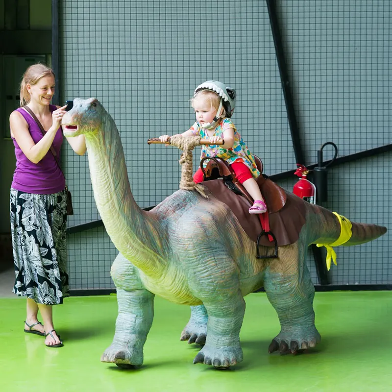 Dinozor Ride eğlence <span class=keywords><strong>parkı</strong></span> yürüyüş dinozor binmek
