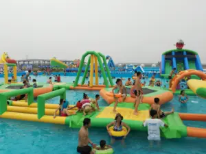 Parque inflável flutuante grande equipamento inflável personalizado para recreação de obstáculos aquáticos