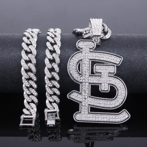 สร้อยคอคิวบันลิงค์ชุบเงินและทองคำขาวสำหรับผู้ชายแบบหรูหรา ประดับคริสตัลเต็มเส้น พร้อมจี้รูปถ้วยรางวัลเบสบอล - Product Image 4