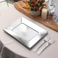 Assiettes carrées jetables en PS de qualité alimentaire, surface laminée, finition brillante, couleur or ou argent personnalisée pour restaurants, hôtels et événements.