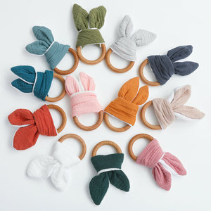 <span class=keywords><strong>Oreille</strong></span> <span class=keywords><strong>de</strong></span> <span class=keywords><strong>lapin</strong></span> en mousseline <span class=keywords><strong>de</strong></span> coton personnalisée poignée d'entraînement pour bébé <span class=keywords><strong>anneau</strong></span> <span class=keywords><strong>de</strong></span> <span class=keywords><strong>dentition</strong></span> en bois <span class=keywords><strong>oreille</strong></span> <span class=keywords><strong>de</strong></span> <span class=keywords><strong>lapin</strong></span> hochet en bois <span class=keywords><strong>anneau</strong></span> <span class=keywords><strong>de</strong></span> <span class=keywords><strong>dentition</strong></span> - Product Image 5