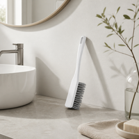 Brosse de nettoyage ergonomique et élégante avec poignée incurvée, poils rigides et denses, et trou de suspension pour un nettoyage puissant multi-surfaces