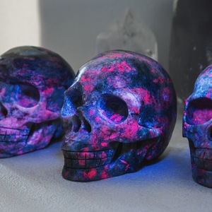 หัวกะโหลกแกะสลักจากโรบี้ในโซไซต์ คุณภาพสูง เรืองแสงยูวี หินคริสตัลธรรมชาติ สำหรับฮาโลวีน ขายส่ง - Product Image 3