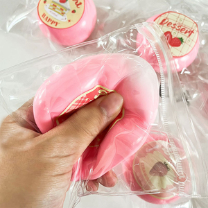 ของเล่นบีบรูปขนมดาฟุกุรสสตรอว์เบอร์รี ขนาด 8 ซม. น่ารักสำหรับเด็กอายุ 5 ปีขึ้นไป ช่วยคลายเครียดและสร้างอารมณ์ดี เป็นของที่ระลึกสำหรับเด็กอายุ 6 ปีขึ้นไป - Product Image 1