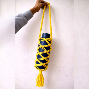 Porte-bouteille rectangulaire jaune Basantpriya en macramé bohème en coton, sac fourre-tout suspendu en corde tressée, support à boisson fait main pour la maison - Product Image 1