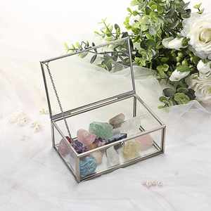 Boîte à bijoux vintage rectangulaire en verre transparent avec cadre en métal argenté et couvercle à charnières pour souvenir de mariage ou rangement de décoration intérieure - Product Image 6