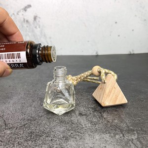 Großhandel Holzpyramiden-Kappen-Diamant-facettierte leere Glas-Auto-Lufterfrischer-Diffusorflasche mit Hanfseil-Nachfüll-Tropfer-Set - Product Image 3