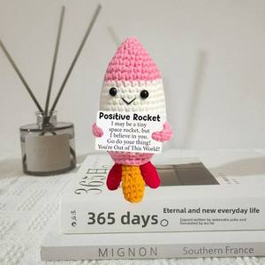 Nouvelle poupée fusée à énergie positive en <span class=keywords><strong>crochet</strong></span> fait main (modèle fusée tenant une carte) – Ornement volant créatif en fil - Product Image 3