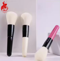Pinceau de maquillage noir portable à poils synthétiques et manche en bois pour anticernes, poudre minérale, estompage et mélange du maquillage, et blush