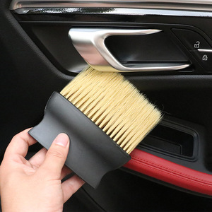 Brosse de nettoyage intérieur de voiture, brosse à poils doux pour les fentes, pour les aérations, les sièges, les accoudoirs, en matériau PP, noir et jaune - Product Image 1
