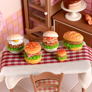 Breloques en résine en forme de burger de dessin animé, miniatures de nourriture frite délicieuse, mignonnes, pour décoration de cuisine DIY avec technique d'huile coulante - Product Image 1