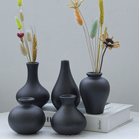 Vase bourgeon en céramique blanche noire en vrac OEM mini petit vase à fleurs en céramique nordique décoration de luxe moderne accessoires de décoration pour la maison